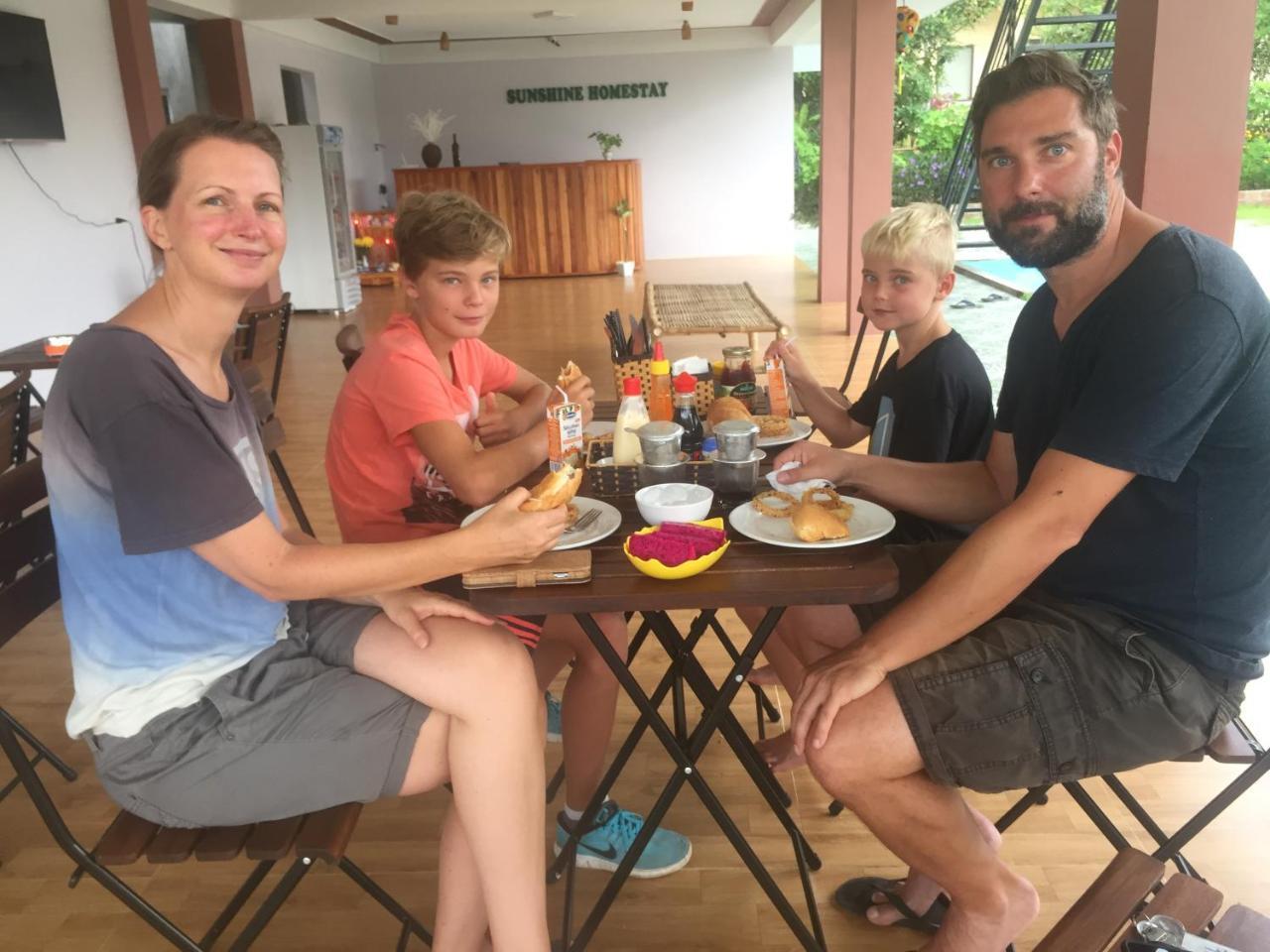 Sunshine Homestay 퐁냐 외부 사진